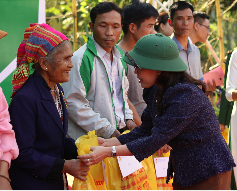 Bà Phạm Thị Hân, Chủ tịch Mặt trận Tổ quốc Việt Nam tỉnh Quảng Bình, trao quà Tết cho các hộ gia đình có hoàn cảnh khó khăn. Ảnh: Tiến Việt.
