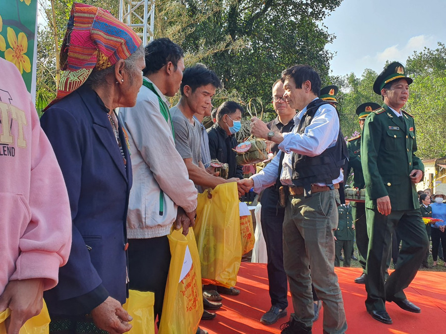 Con trai Đại tướng Võ Nguyên Giáp trao bánh chưng và quà Tết cho bà con trên tuyến biên giới. Ảnh: Tiến Việt.