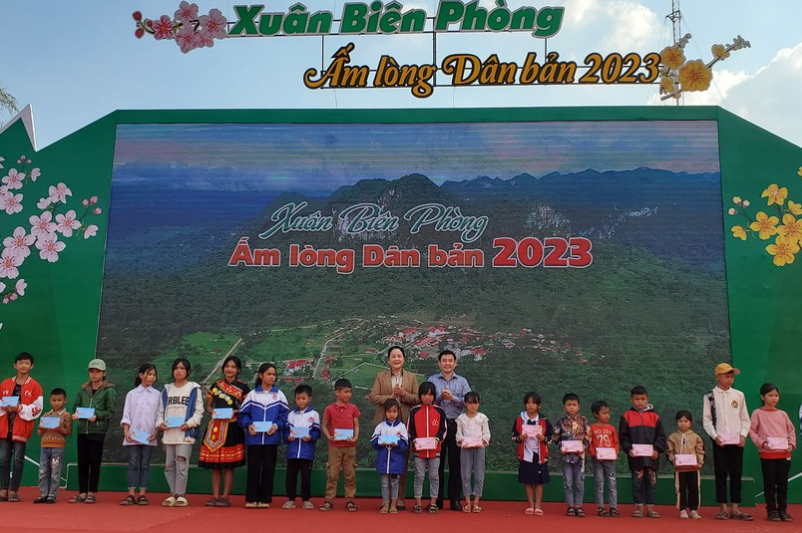 Các em học sinh đón nhận các phần quà trong chương trình "Xuân Biên phòng - Ấm lòng dân bản". Ảnh: Tiến Việt.