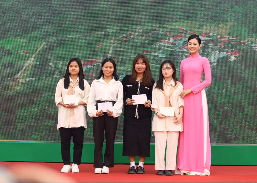 Hoa hậu Biển Việt Nam, Đinh Như Phương trao quà cho các em sinh viên có hoàn cảnh khó khăn đạt thành tích cao trong học tập. Ảnh: Tiến Việt.