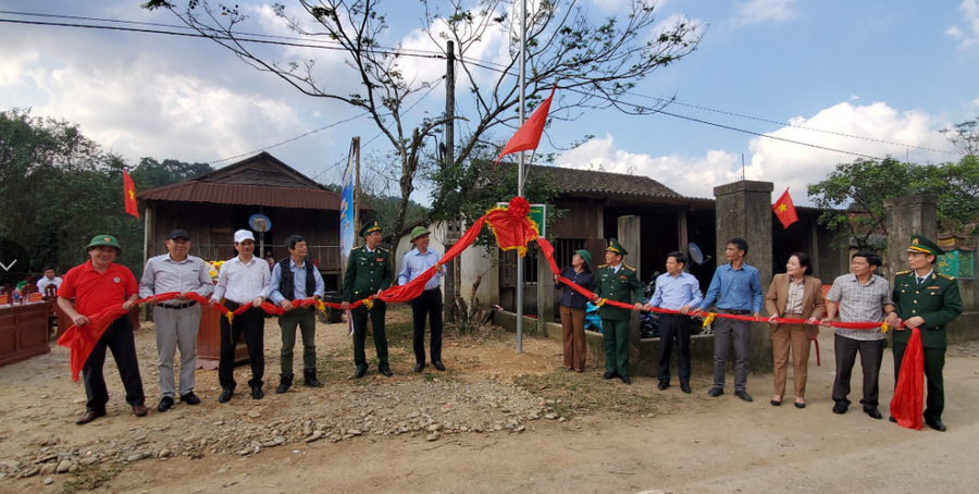 Lễ khánh thành chương trình "Ánh sáng vùng biên" tại bản Mít Cát, xã Kim Thuỷ. Ảnh: Tiến Việt.
