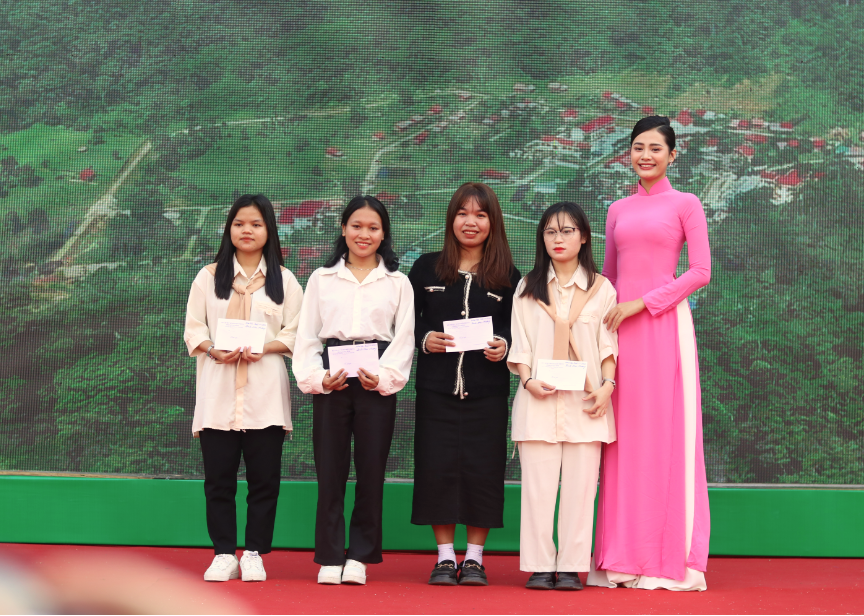 Hoa hậu Biển Việt Nam, Đinh Như Phương trao quà cho các em sinh viên có hoàn cảnh khó khăn đạt thành tích cao trong học tập. Ảnh: Tiến Việt.