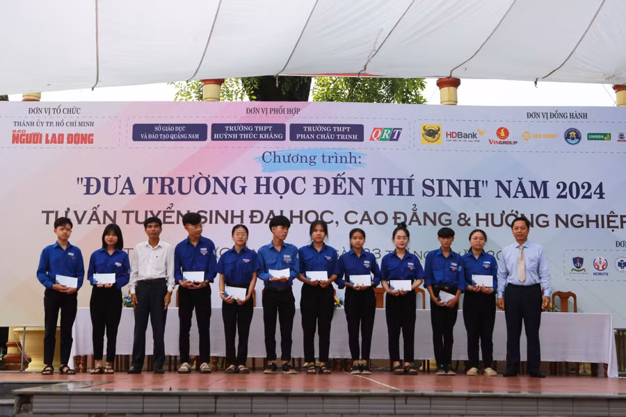 Trao học bổng cho các em học sinh có hoàn cảnh gia đình khó khăn.