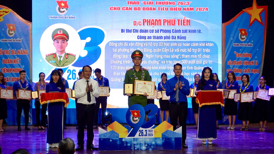 “Giải thưởng 26/3” được trao cho 48 cán bộ Đoàn xuất sắc ở Đà Nẵng. “Giải thưởng 26/3” được trao cho 48 cán bộ Đoàn xuất sắc ở Đà Nẵng.