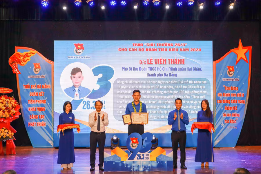 Ông Nguyễn Đình Vĩnh (thứ 2 từ trái qua) - Trưởng Ban tổ chức Thành uỷ Đà Nẵng và anh Nguyễn Mạnh Dũng (thứ 2 từ phải qua) - Bí thư Thành Đoàn Đà Nẵng trao "Giải thưởng 26/3" cho cán bộ Đoàn tiêu biểu. 