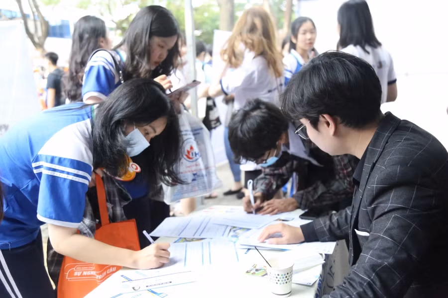 Học sinh tư vấn trước khi đăng ký vào trường Đại học. Ảnh tư liệu.