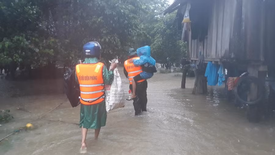 Bộ đội Biên phòng Quảng Bình hỗ trợ, di dời người dân ra khỏi khu vực nguy hiểm. Ảnh: Đ.T.