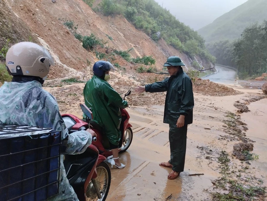 Lực lượng chức năng đã được bố trí tại các khu vực có nguy cơ sạt lở, ngập sâu để cảnh báo người dân không qua lại. Ảnh: Đ.T.