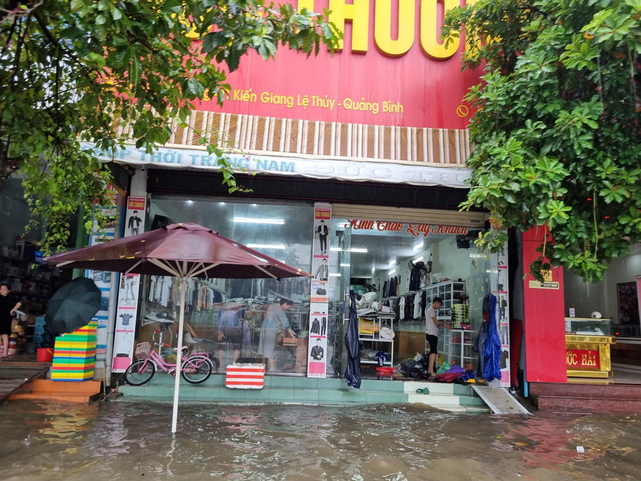 Một số cửa hàng thời trang khẩn trương thu dọn kê cao đồ đạc để tránh thiệt hại. Một số cửa hàng thời trang khẩn trương thu dọn kê cao đồ đạc để tránh thiệt hại.