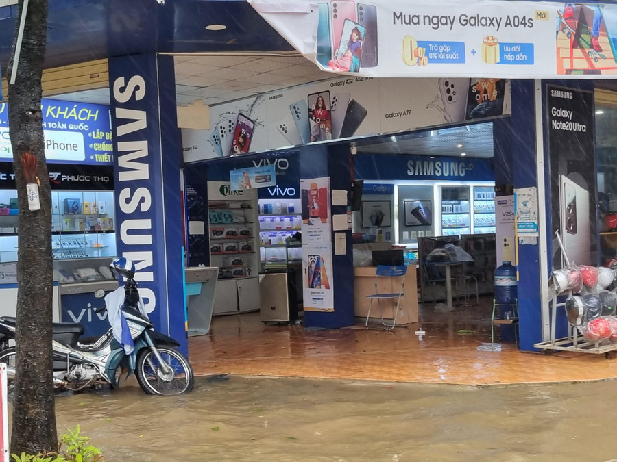 Các cửa hàng kinh doanh đồ điện tử cũng đã chủ động kê cao đồ đạc, vận chuyển thiết bị có giá trị đến nơi an toàn. Các cửa hàng kinh doanh đồ điện tử cũng đã chủ động kê cao đồ đạc, vận chuyển thiết bị có giá trị đến nơi an toàn.