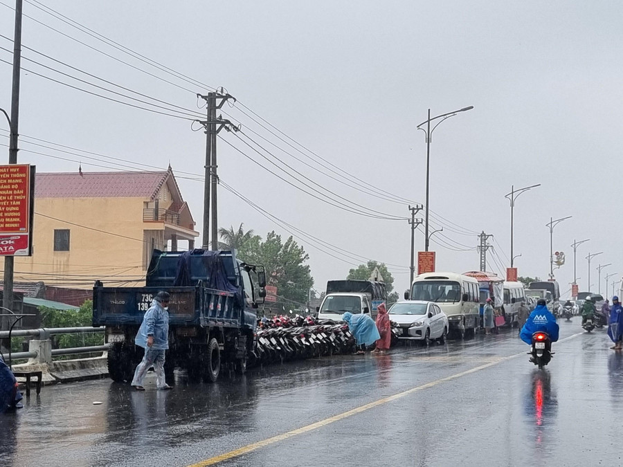 Người dân đã di chuyển các phương tiện như xe ô tô, máy móc lên cầu để tránh thiệt hại. Người dân đã di chuyển các phương tiện như xe ô tô, máy móc lên cầu để tránh thiệt hại.
