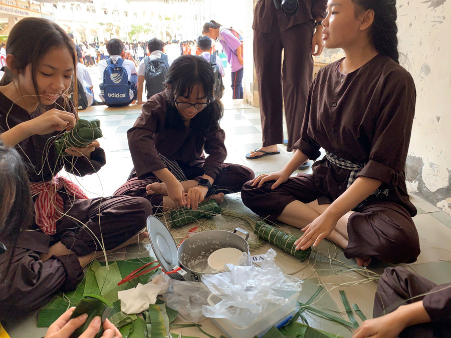 Khéo léo gói bánh đón xuân
