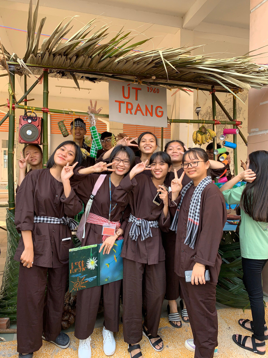 Tạo dáng trước gian hàng