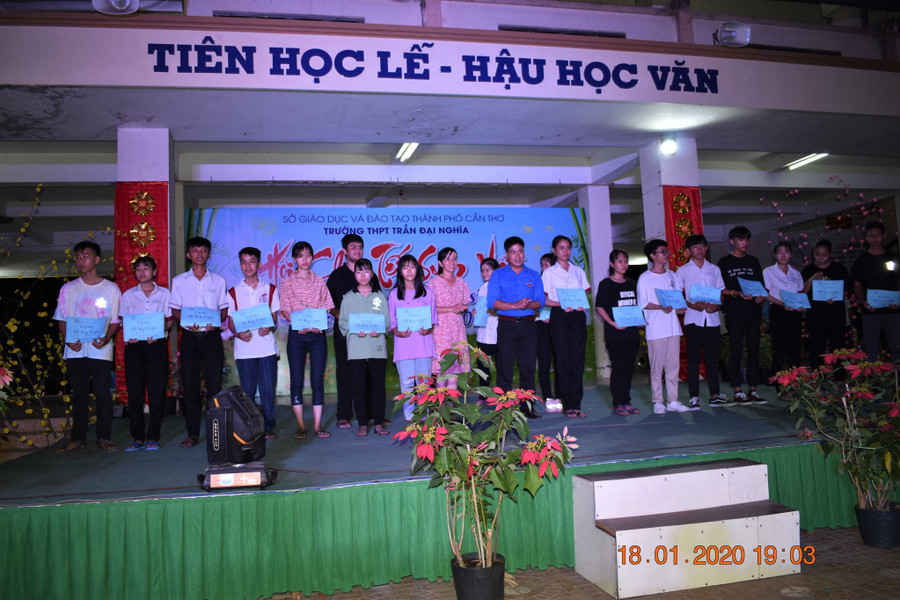 Tặng quà cho các HS có hoàn cảnh khó khăn