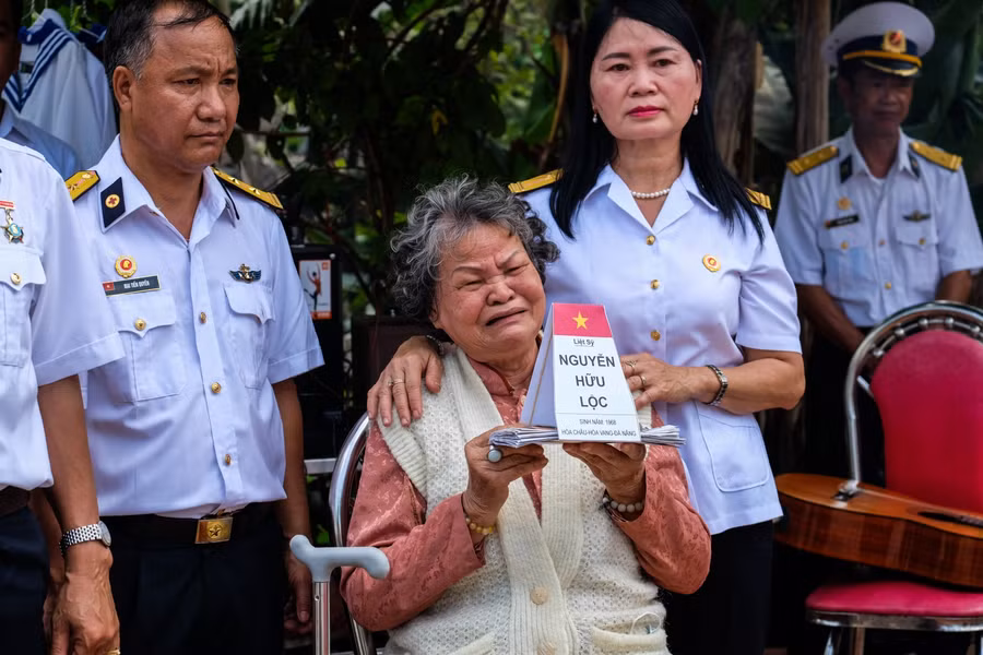 Bà Lê Thị Lan, mẹ liệt sĩ Nguyễn Hữu Lộc khóc nghẹn tại lễ tưởng niệm.