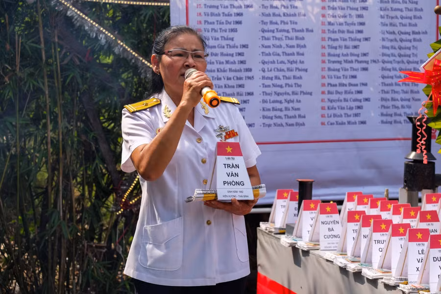 Vợ liệt sĩ Trần Văn Phòng tại buổi lễ tưởng niệm.