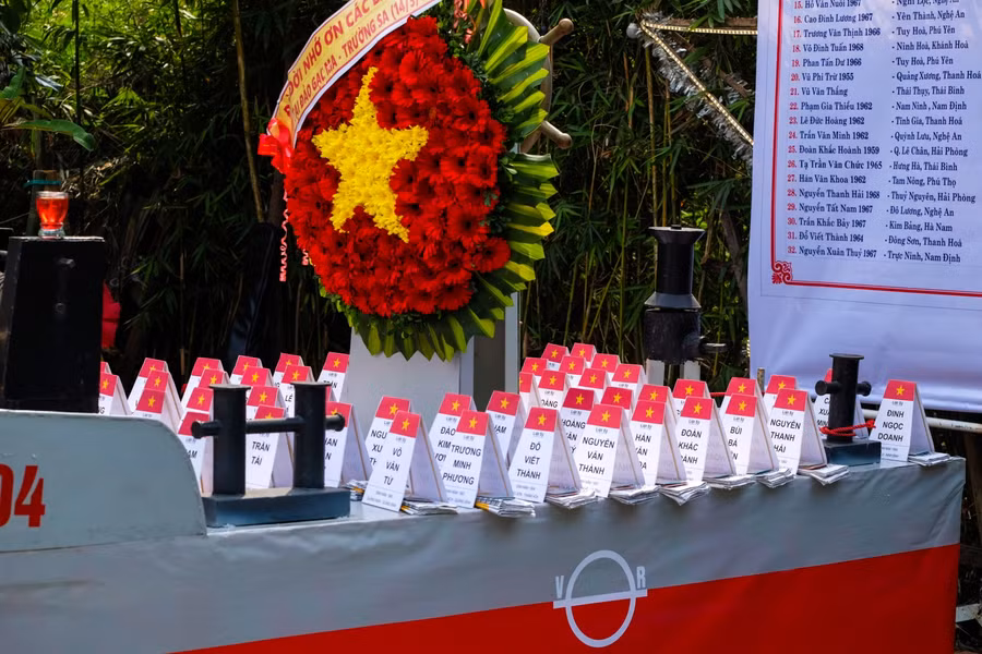 Ban liên lạc dựng mô hình con tàu, với số hiệu là HQ-604.