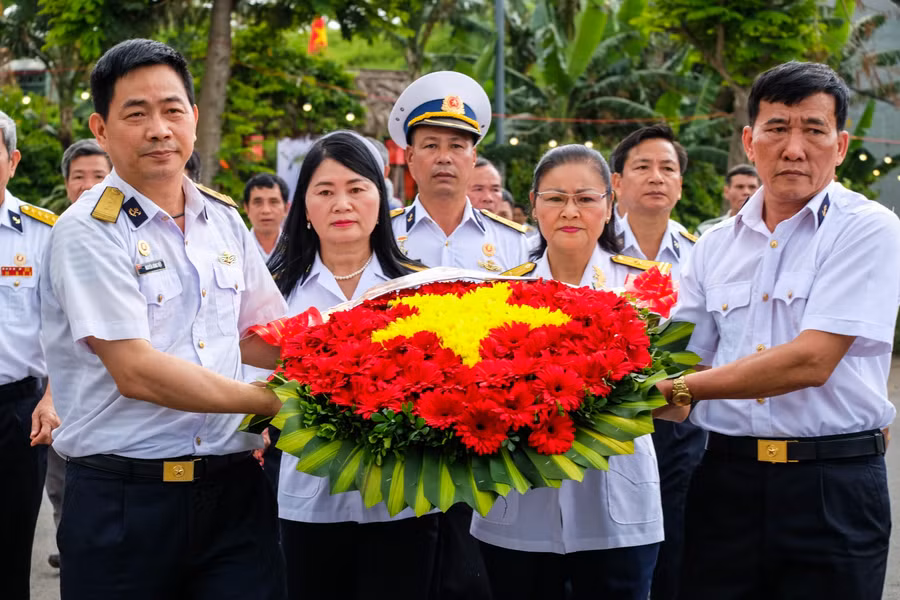 Hội cựu chiến binh Lữ đoàn công binh 83 (Quân chủng Hải Quân) phối hợp với Ban liên lạc bộ đội Trường Sa Đà Nẵng chuẩn bị thả vòng hoa xuống biển.