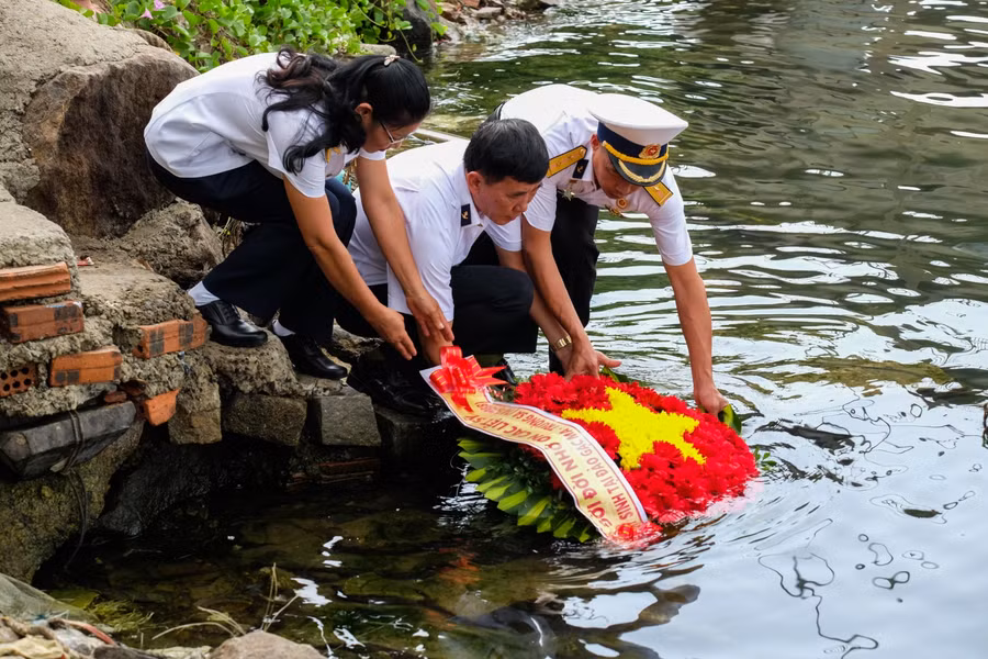 Thả vòng hoa xuống biển tưởng nhớ các liệt sĩ.