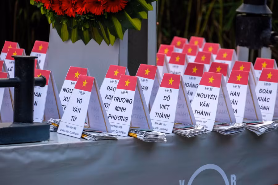 Trên tàu là danh sách 64 chiến sĩ đã hi sinh để bảo vệ Gạc Ma – quần đảo Trường Sa Việt Nam.