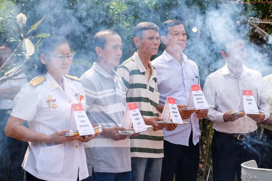 Thân nhân các gia đình liệt sĩ tại buổi tưởng niệm.