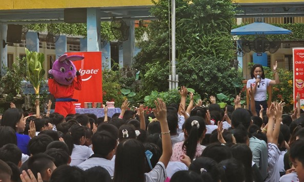 Học sinh được tư vấn, hướng dẫn chăm sóc răng miệng tại Trường Tiểu học Bàu Sen, quận 5. (Ảnh: Sở Y tế TPHCM)