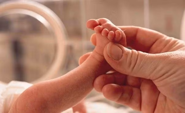 Trẻ bị đẻ rơi rất dễ nguy kịch tới tính mạng (Ảnh minh họa)