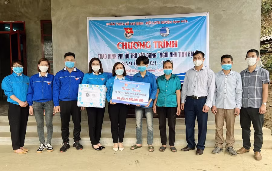 Đoàn trường THPT ĐỊnh Hóa (Thái Nguyên) cùng các cơ sở Đoàn hỗ trợ kinh phí xây dựng nhà mới cho học sinh hoàn cảnh khó khăn