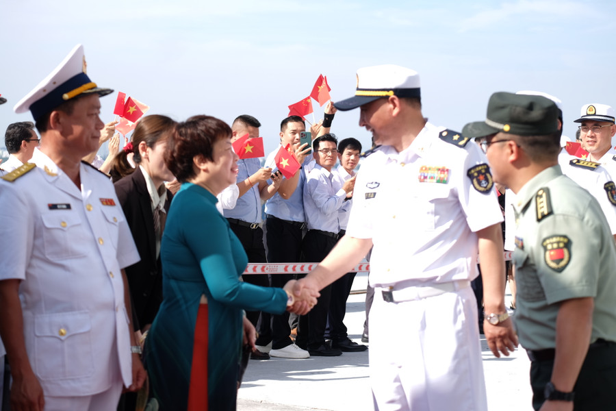 Đại diện lãnh đạo Sở Ngoại vụ TP. Đà Nẵng đón đoàn. Ảnh: Hoàng Vinh. Đại diện lãnh đạo Sở Ngoại vụ TP. Đà Nẵng đón đoàn. Ảnh: Hoàng Vinh.