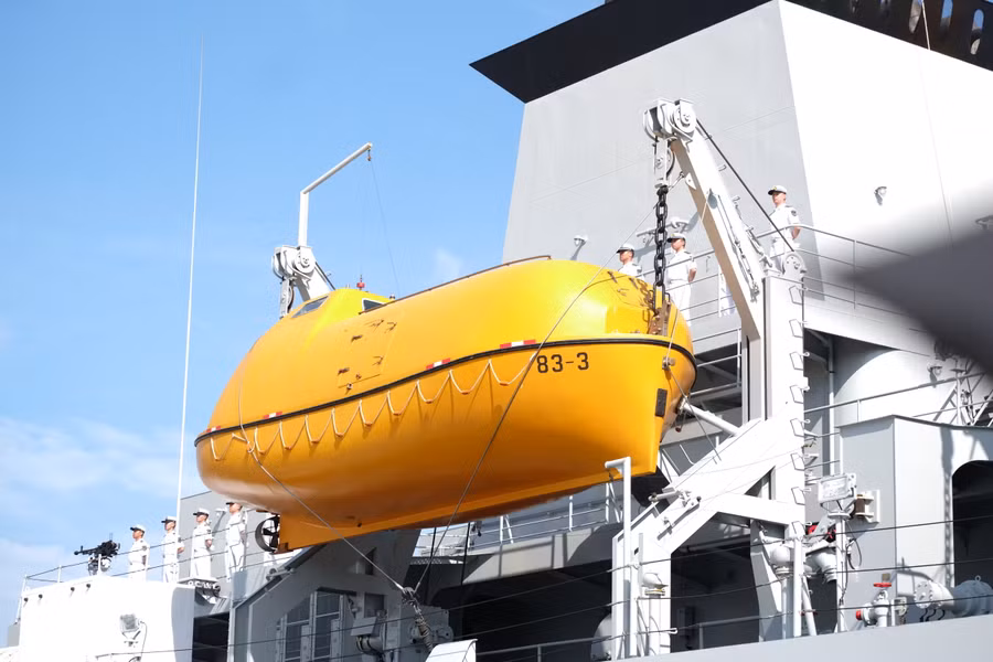 Các trang thiết bị trên tàu Thích Kế Quang. Ảnh: Hoàng Vinh.