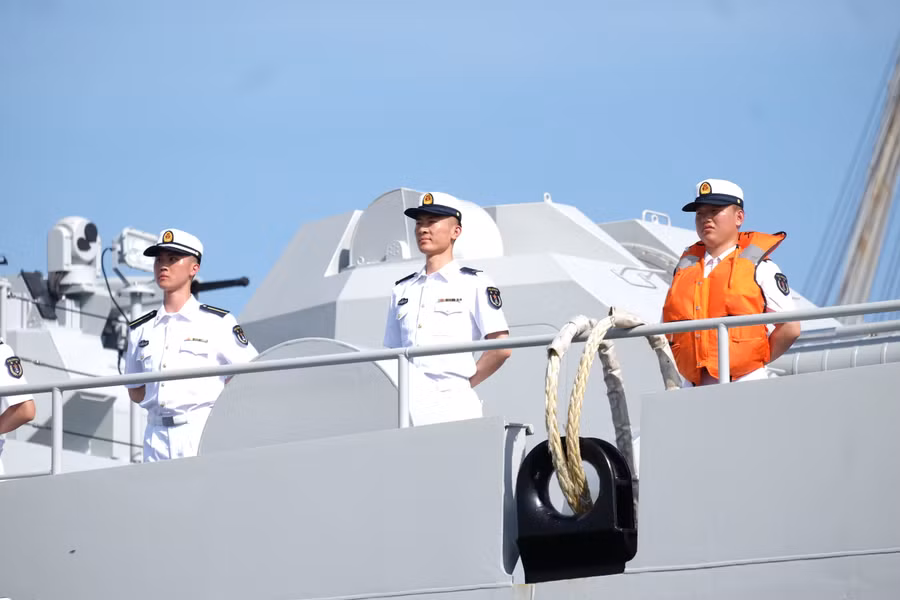 Các sĩ quan, thủy thủ và học viên trên tàu huấn luyện Thích Kế Quang. Ảnh: Hoàng Vinh.