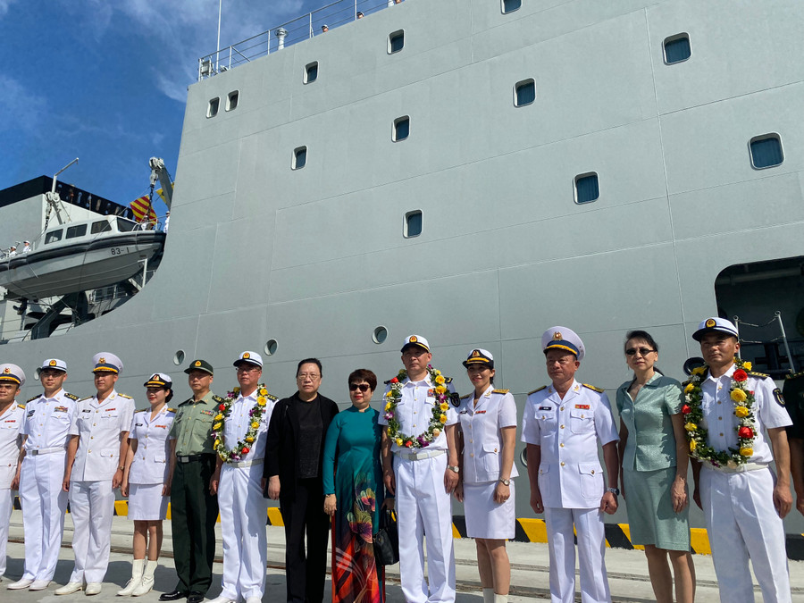 Đại diện lãnh đạo Sở Ngoại vụ TP. Đà Nẵng và Bộ Tư lệnh Vùng 3 Hải quân Việt Nam chụp ảnh lưu niệm cùng với sĩ quan và thủy thủ tàu. Ảnh: Hoàng Vinh. Đại diện lãnh đạo Sở Ngoại vụ TP. Đà Nẵng và Bộ Tư lệnh Vùng 3 Hải quân Việt Nam chụp ảnh lưu niệm cùng với sĩ quan và thủy thủ tàu. Ảnh: Hoàng Vinh.