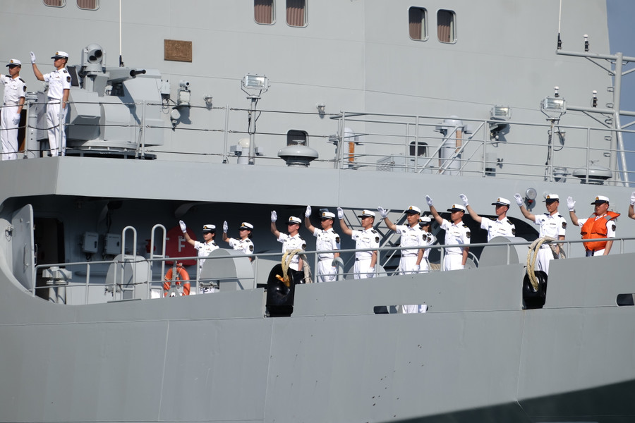 Các sĩ quan, thủy thủ và học viên vẫy tay chào. Ảnh: Hoàng Vinh. Các sĩ quan, thủy thủ và học viên vẫy tay chào. Ảnh: Hoàng Vinh.