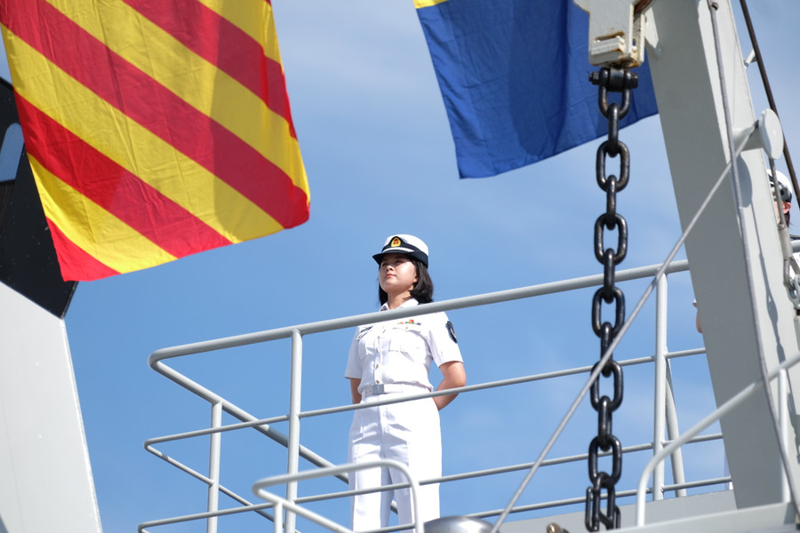 Nữ thủy thủ trên tàu. Ảnh: Hoàng Vinh. Nữ thủy thủ trên tàu. Ảnh: Hoàng Vinh.