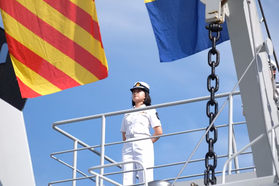 Nữ thủy thủ trên tàu. Ảnh: Hoàng Vinh.