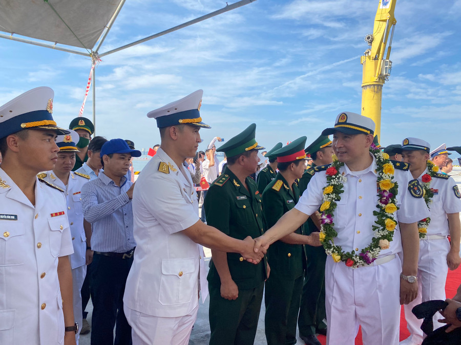 Sĩ quan, thủy thủ tàu chào xã giao lực lượng Hải quân Việt Nam. Ảnh: Hoàng Vinh. Sĩ quan, thủy thủ tàu chào xã giao lực lượng Hải quân Việt Nam. Ảnh: Hoàng Vinh.