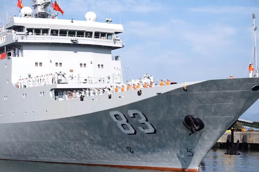 Tàu huấn luyện Thích Kế Quang Hải quân Trung Quốc cập cảng Tiên Sa. Ảnh: Hoàng Vinh.