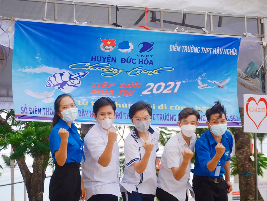 Thí sinh dự thi tại Trường THPT Hậu Nghĩa, Long An tự tin bước vào ngày thi thứ 2 (Ảnh: NTCC)