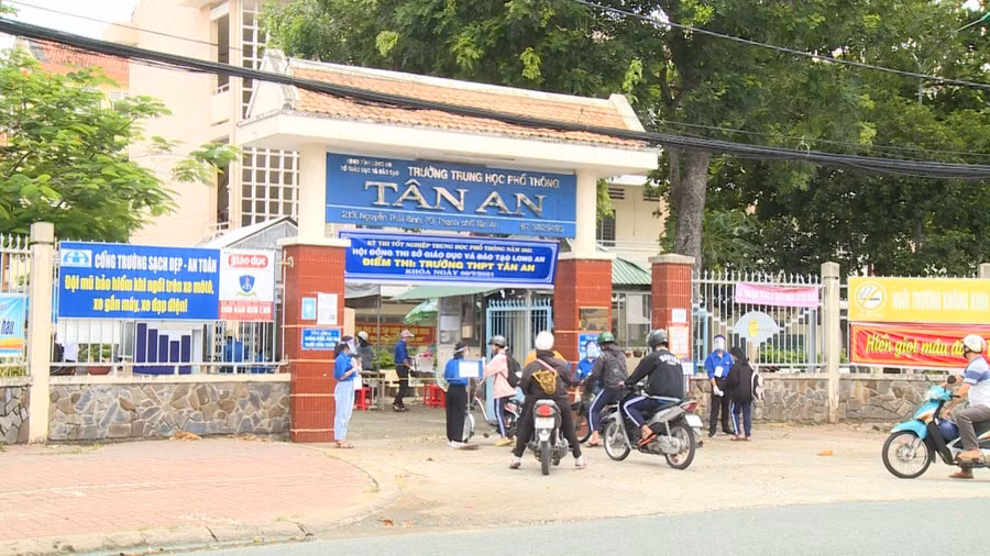 Thí sinh đến điểm thi tại Trường THPT Tân An, Long An được đo thân nhiệt và rửa tay sát khuẩn để đảm bảo phòng dịch (Ảnh: Ngọc Thạch)