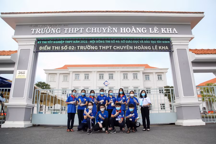 Thanh niên tình nguyện tại Trường THPT chuyên Hoàng Lê Kha sẵn sàng tiếp sức (Ảnh: G. Phương).