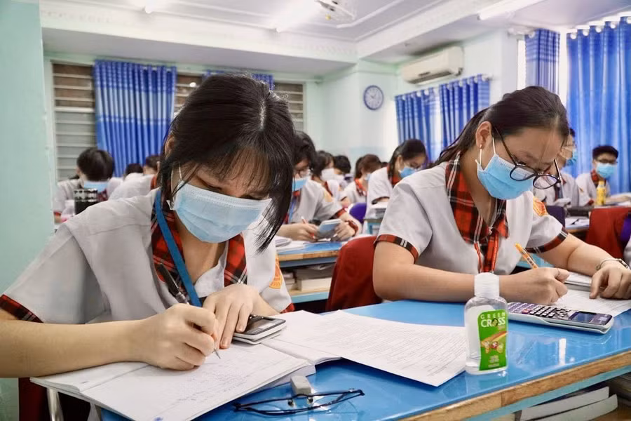 Học sinh Trường TiH, THCS, THPT Nam Việt ôn tập luôn đeo khẩu trang và có chai rửa tay sát khuẩn để phòng dịch bệnh (Ảnh: NTCC)