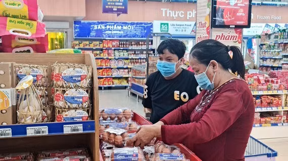 Khách hàng mua thực phẩm tại hệ thống siêu thị Co.opmart. (Ảnh: IT).