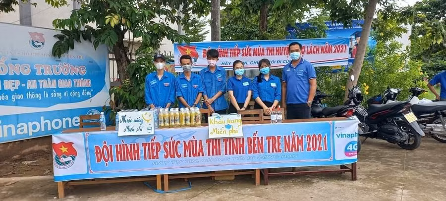 Tình nguyện viên Tiếp sức mùa thi hỗ trợ và phát khẫu trang, nước uống miễn phí cho các thí sinh (Ảnh: Tỉnh Đoàn Bến Tre)