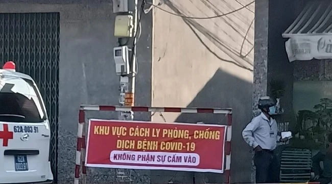 Lực lượng chức năng phong tỏa khu vực liên quan đến ca nhiễm Covid-19 để phòng dịch. (Ảnh: Long An).