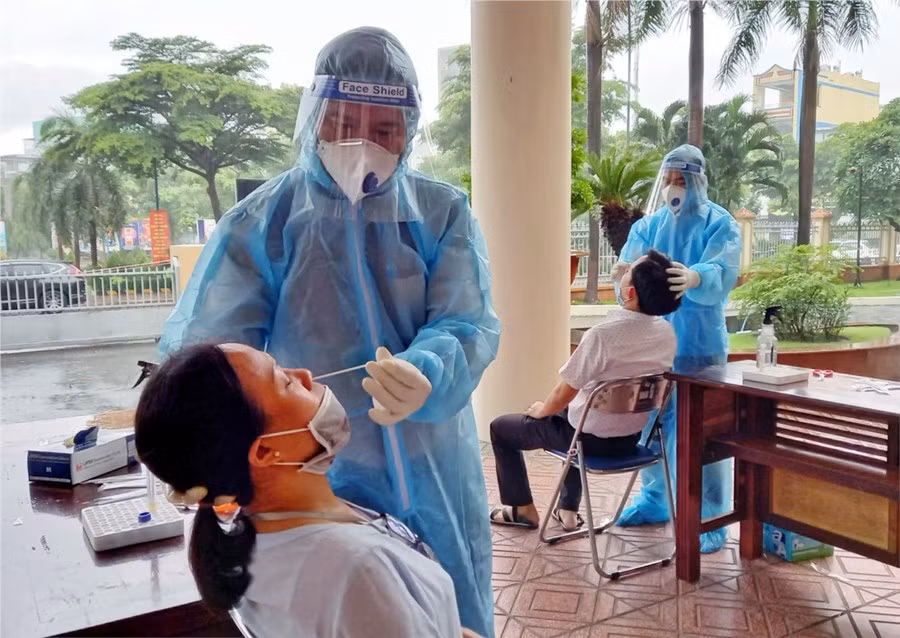 Lực lượng y tế lấy mẫu xét nghiệm các trường hợp liên quan đến ca nhiễm Covid-19 để phòng dịch, (Ảnh: HCDC).