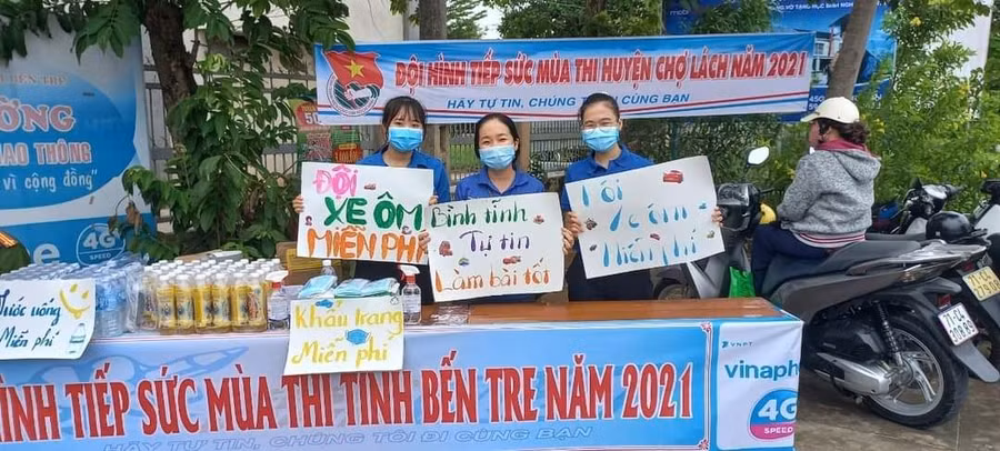 Các chiến sĩ tình nguyện Tiếp sức mùa thi tỉnh Bến Tre chuẩn bị nhiều vật dụng để hỗ trợ thí sinh, như phát khẩu trang, đo thân nhiệt rửa tay sát khuẩn... để phòng dịch (Ảnh: Tỉnh Đoàn Bến Tre)