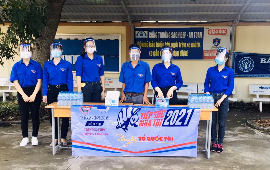 Đội tình nguyện "Tiếp sức mùa thi" tại Hội đồng thi Trường THPT Chuyên Long An trang bị kính chắn giọt bắn hỗ trợ công tác phòng dịch cho thí sinh trong kỳ thi (Ảnh: Đoàn TP. Tân An)