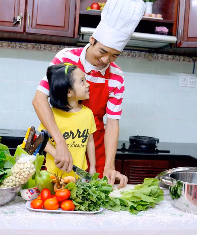 Ở nhà phòng dịch ngày giãn cách, bố mẹ cùng con thực hiện “nhiệm vụ kép” - Ảnh 3.