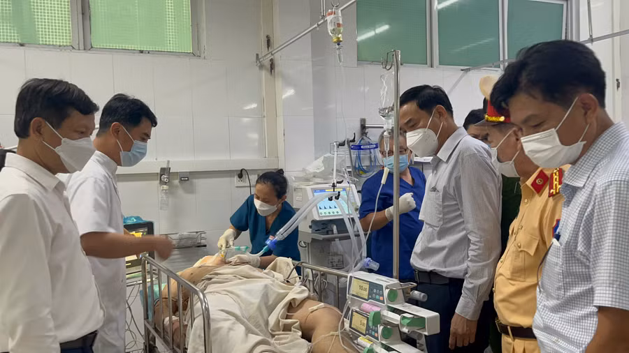 Ông Lê Trung Chinh (thứ 3, từ phải qua) - Chủ tịch UBND TP. Đà Nẵng thăm nạn nhân vụ tai nạn xe khách ở cao tốc La Sơn - Túy Loan. Ảnh: Nhân Vĩnh.