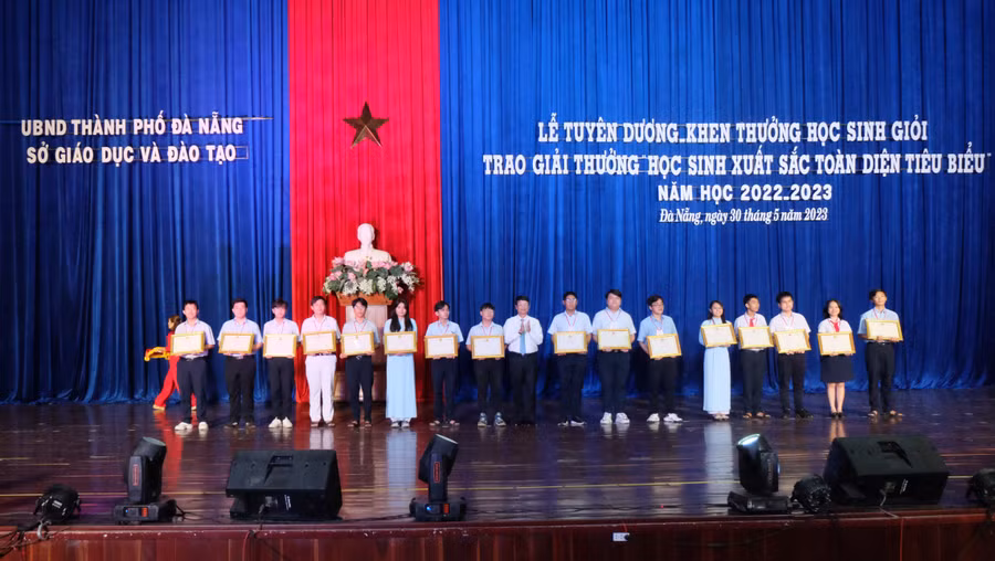 Sở GD&ĐT TP. Đà Nẵng tuyên dương – khen thưởng học sinh giỏi và trao giải học sinh giỏi xuất sắc toàn diện tiêu biểu năm học 2022-2023. Ảnh: Hoàng Vinh. 